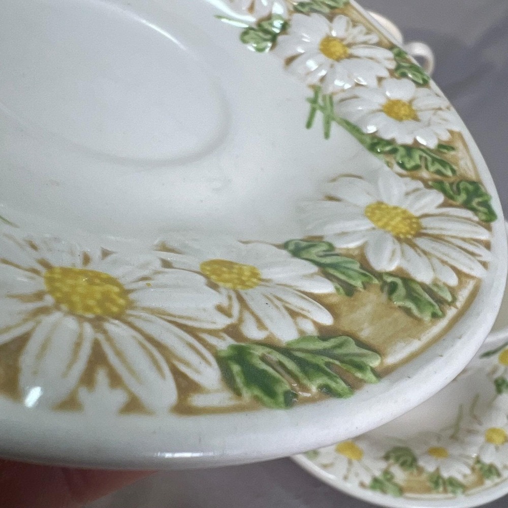 Metlox Poppy Trail Sculptured Daisy Tea Cup and Saucer Set of 4 White Floral - Picture 6 of 13